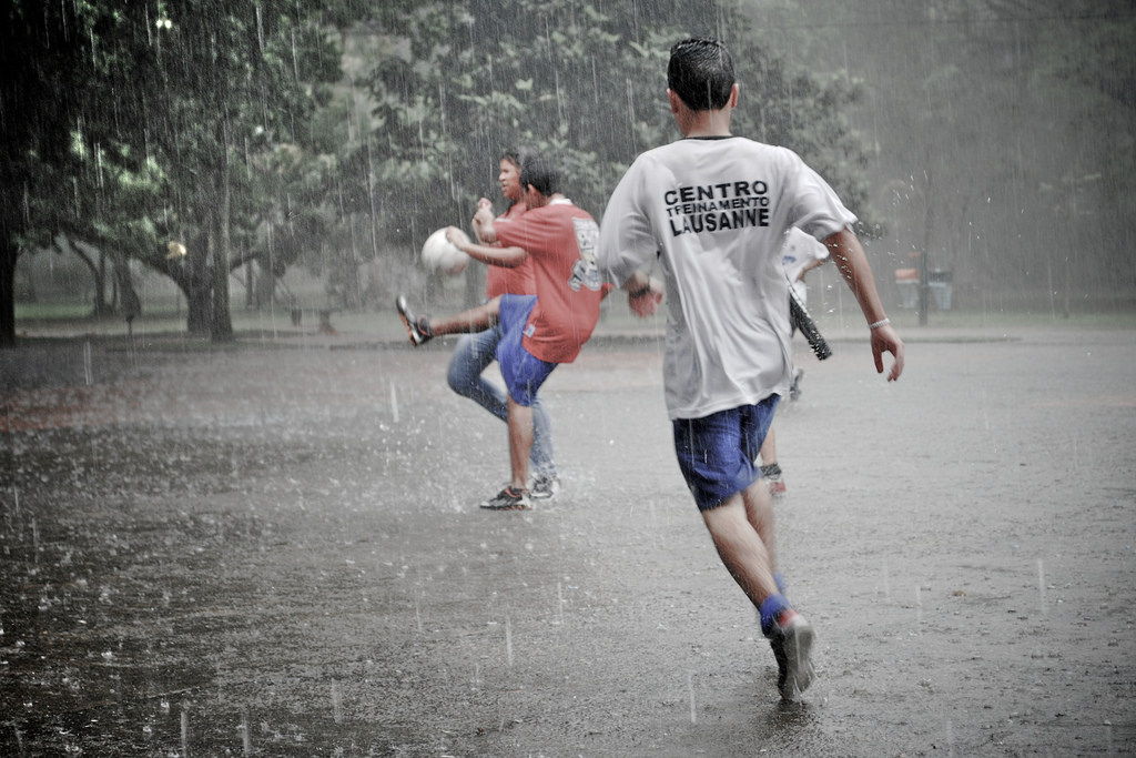 When i got playing football. Игры под дождем. Футбол по дождем. Дети играют в футбол под дождем. Футболисты в дождь.