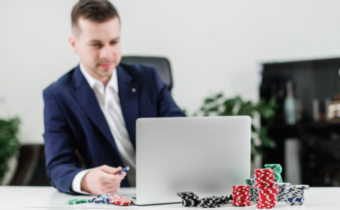 stoixima poker nomimo